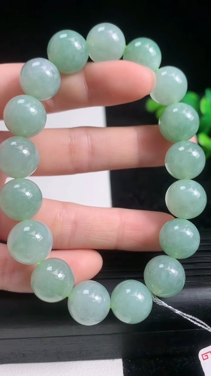 天然A货翡翠圆珠手串尺寸11.6-17颗重量:53.24g3月21日
工厂直销收藏佳品,种好水足，色