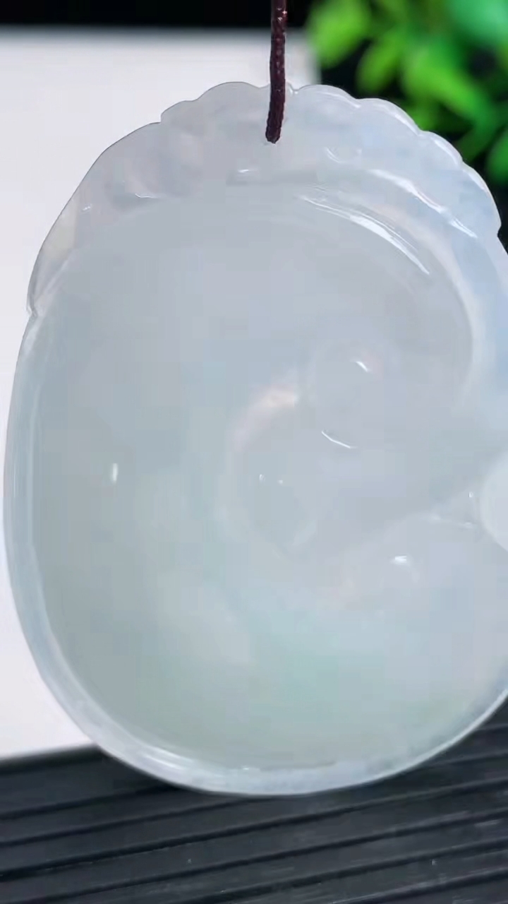 天然A货翡翠如意吊坠尺寸53.1-37.8-5.7重量:22.31g
3月21日