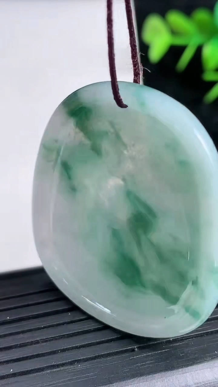 天然A货翡翠飘花龙龟吊坠尺寸41.9-35.8-4.8重量:15.57g
3月21日