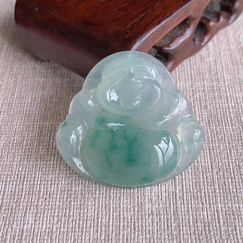 天然A货翡翠飘花佛公吊坠 
尺寸33-35.6-6mm 重量11.23g 0320