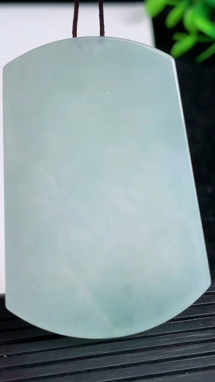 天然A货翡翠无事牌镶嵌件尺寸50.8-34.2-5.2重量:29.77g
3月21日