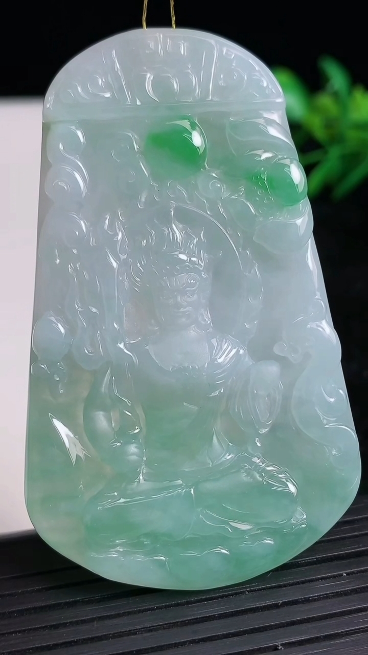 天然A货翡翠不动明王吊坠尺寸68.1-41.5-5.1重量:34.45g
3月21日