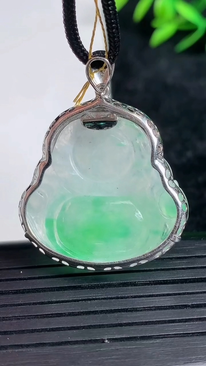 天然A货翡翠佛公吊坠尺寸37.2-27.9-29.4-8.4重量:8.74g
3月21日