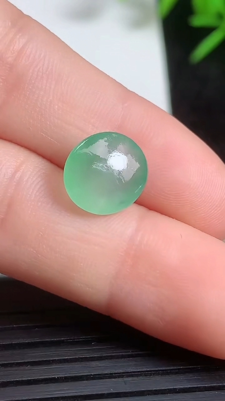 天然A货翡翠蛋面镶嵌件尺寸10-8.9-3.8重量:0.62g
3月21日