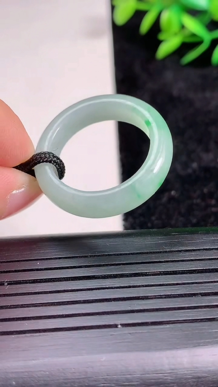 天然A货翡翠指环戒指尺寸19.8-5.4-3.3重量:4.78g2026年3月21日
工厂直销收藏佳品,种好水足，色泽均匀，有种有色，上手高大气！