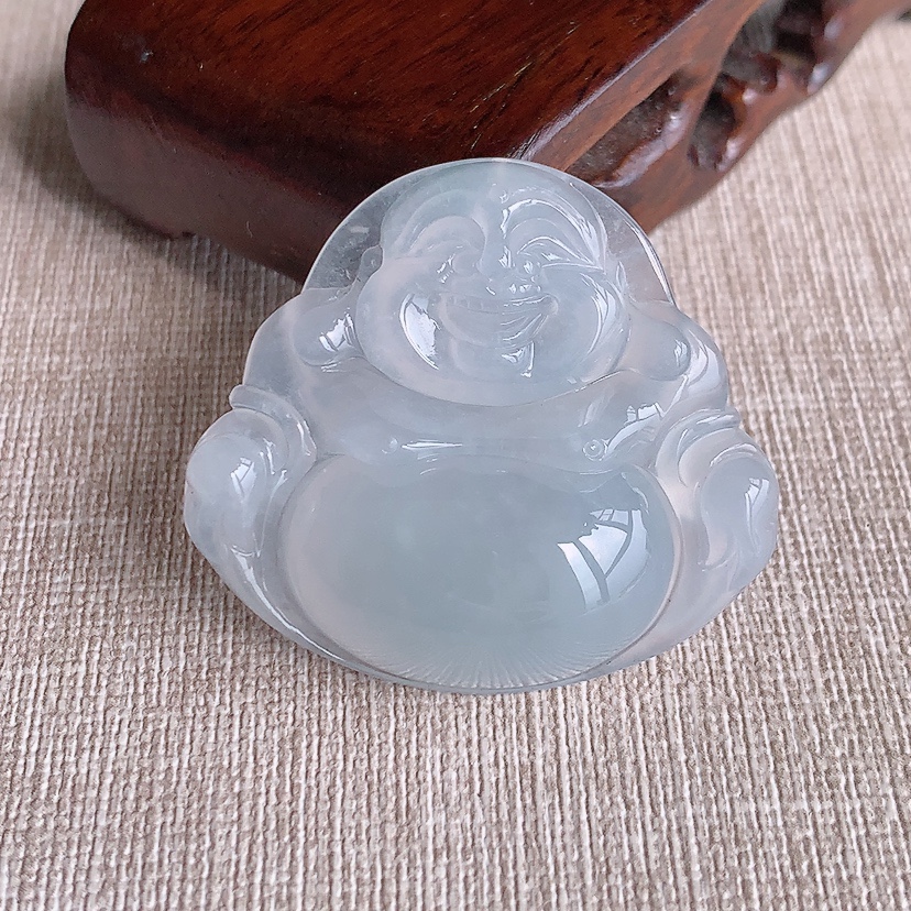 天然A货翡翠白月光大件佛公吊坠  
尺寸36.6-40.5-9.3mm 重量17.48g 0320