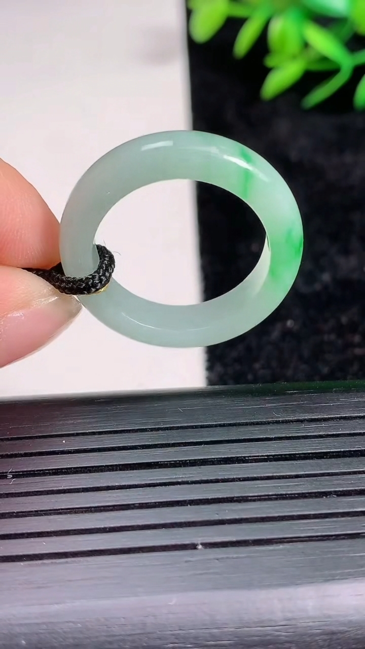 天然A货翡翠指环戒指尺寸19.8-5.4-3.3重量:4.78g2026年3月21日
工厂直销收藏佳品,种好水足，色泽均匀，有种有色，上手高大气！