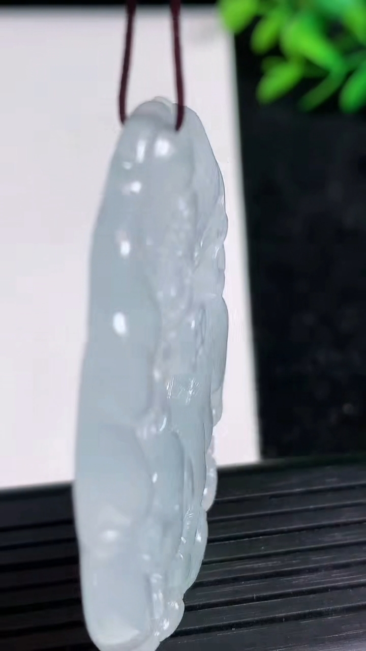 天然A货翡翠飘花生肖猪吊坠尺寸51.2-39-5.5重量:23.17g
3月21日