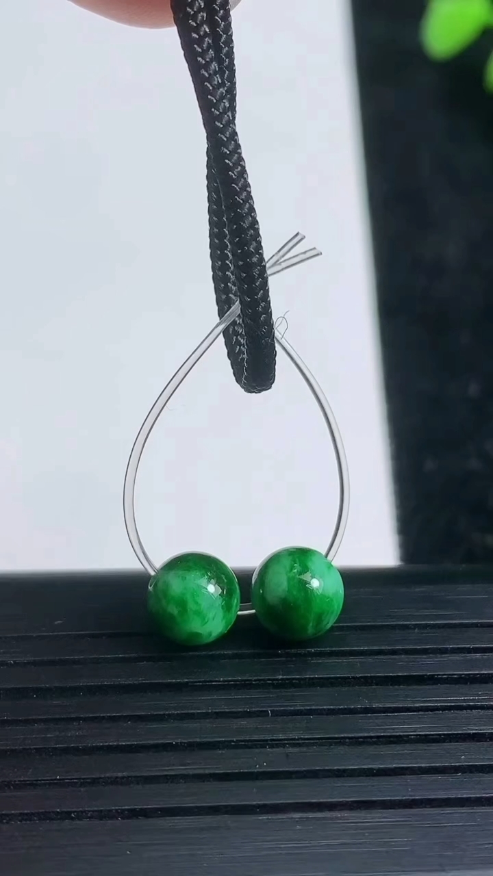 天然A货翡翠圆珠吊坠一对尺寸6.7重量:1.24g3月21日
工厂直销收藏佳品,种好水足，色泽均匀，有种有色，上手高大气！