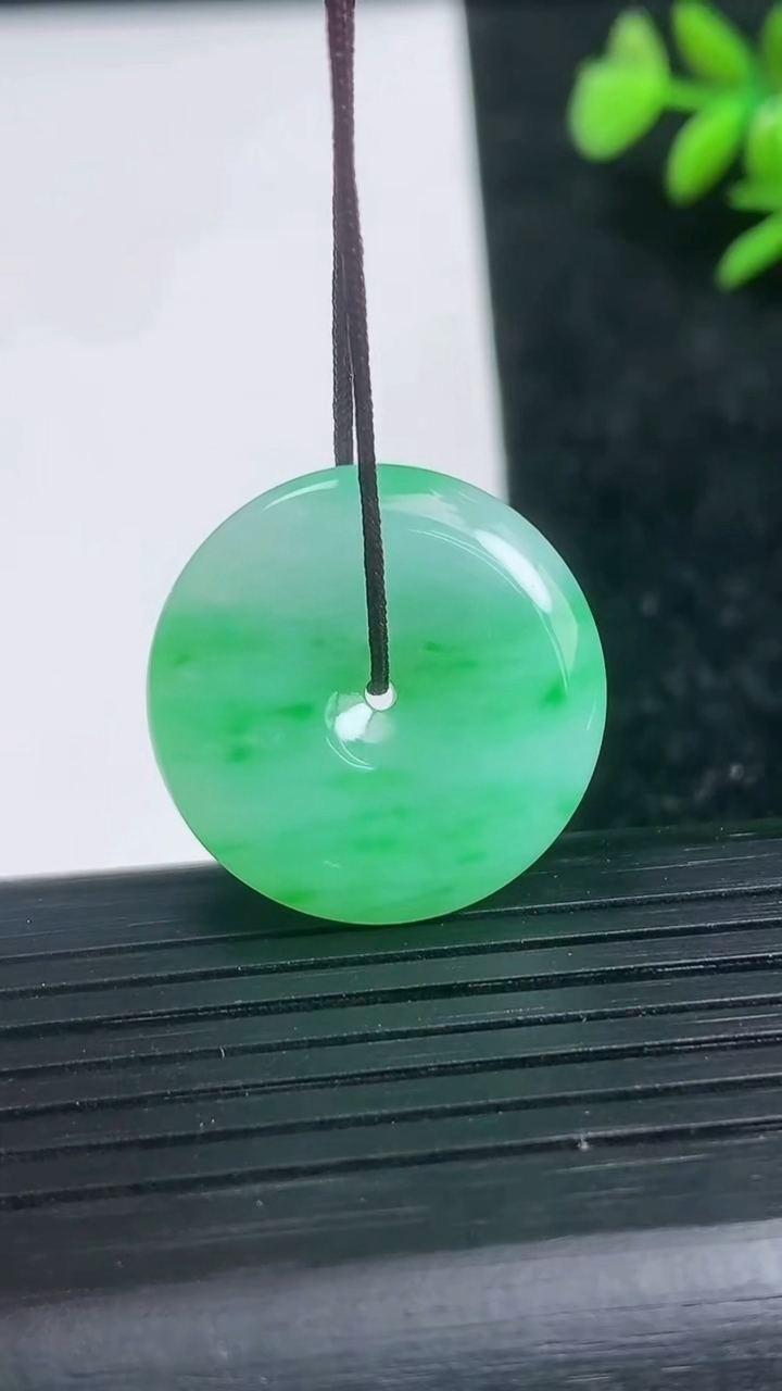 天然A货翡翠平安扣吊坠尺寸23.5-5.2重量:7.07g
3月21日