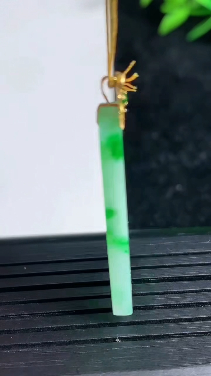 天然A货翡翠无事牌吊坠尺寸31.8-15.6-2.4重量:3.86g
3月21日