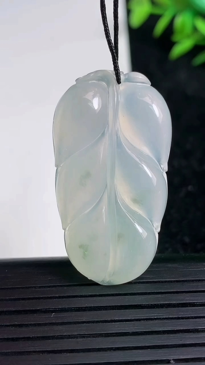 天然A货翡翠冰种飘花金枝玉叶 叶子吊坠尺寸39.5-21.9-5.3重量:8.94g
3月21日