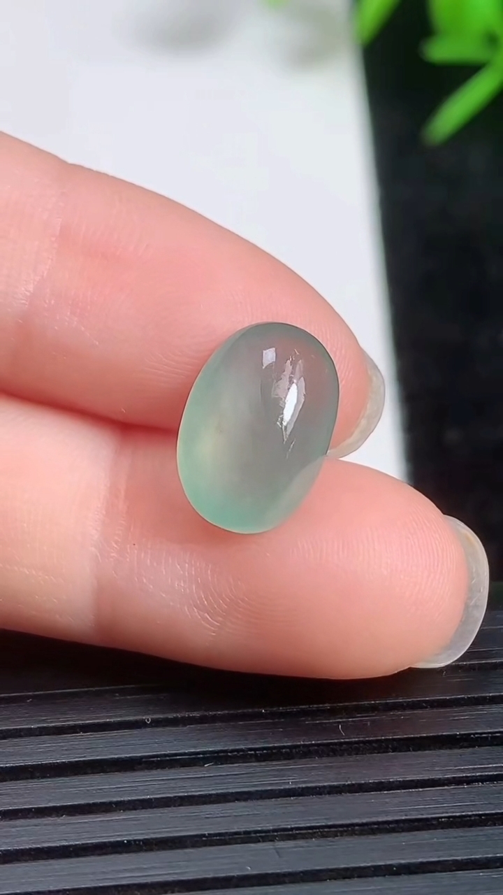 天然A货翡翠蛋面镶嵌件尺寸11.7-7.9-4.7重量:0.80g
3月21日