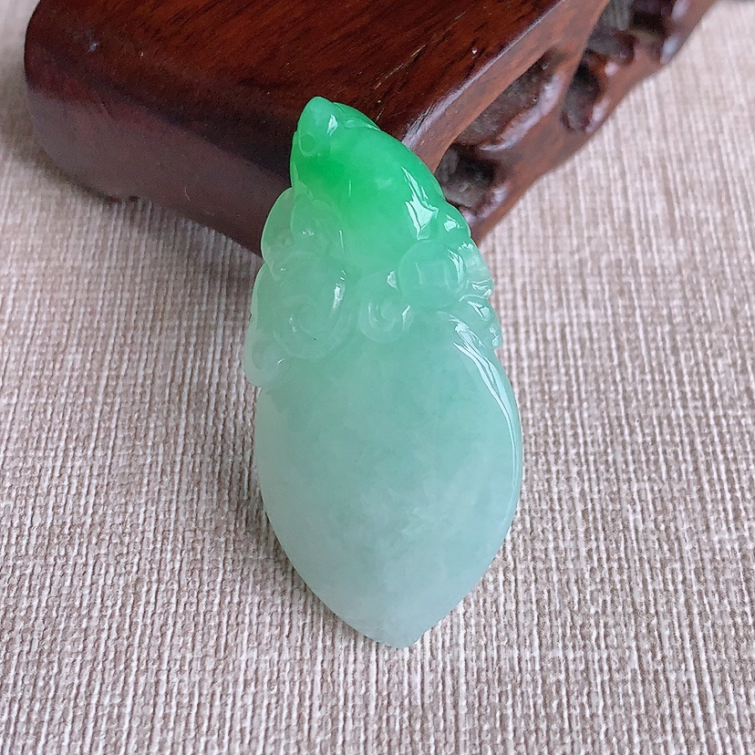 天然A货翡翠飘绿寿桃吊坠 
尺寸42-21.6-12.2mm 重量17.92g 0320