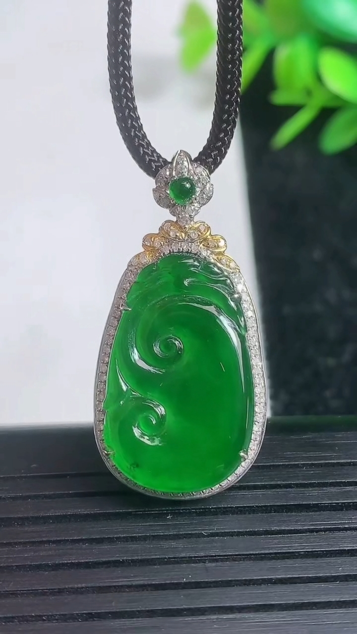 天然A货翡翠如意吊坠尺寸33.6-16.4-5.7裸石22.1-13.7重量:3.50g
3月21日