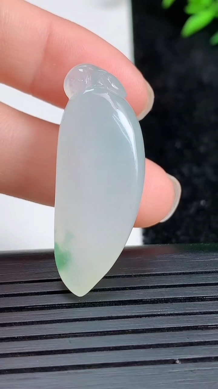 天然A货翡翠飘花福瓜吊坠尺寸36.4-14.2-10重量:9.94g
3月21日