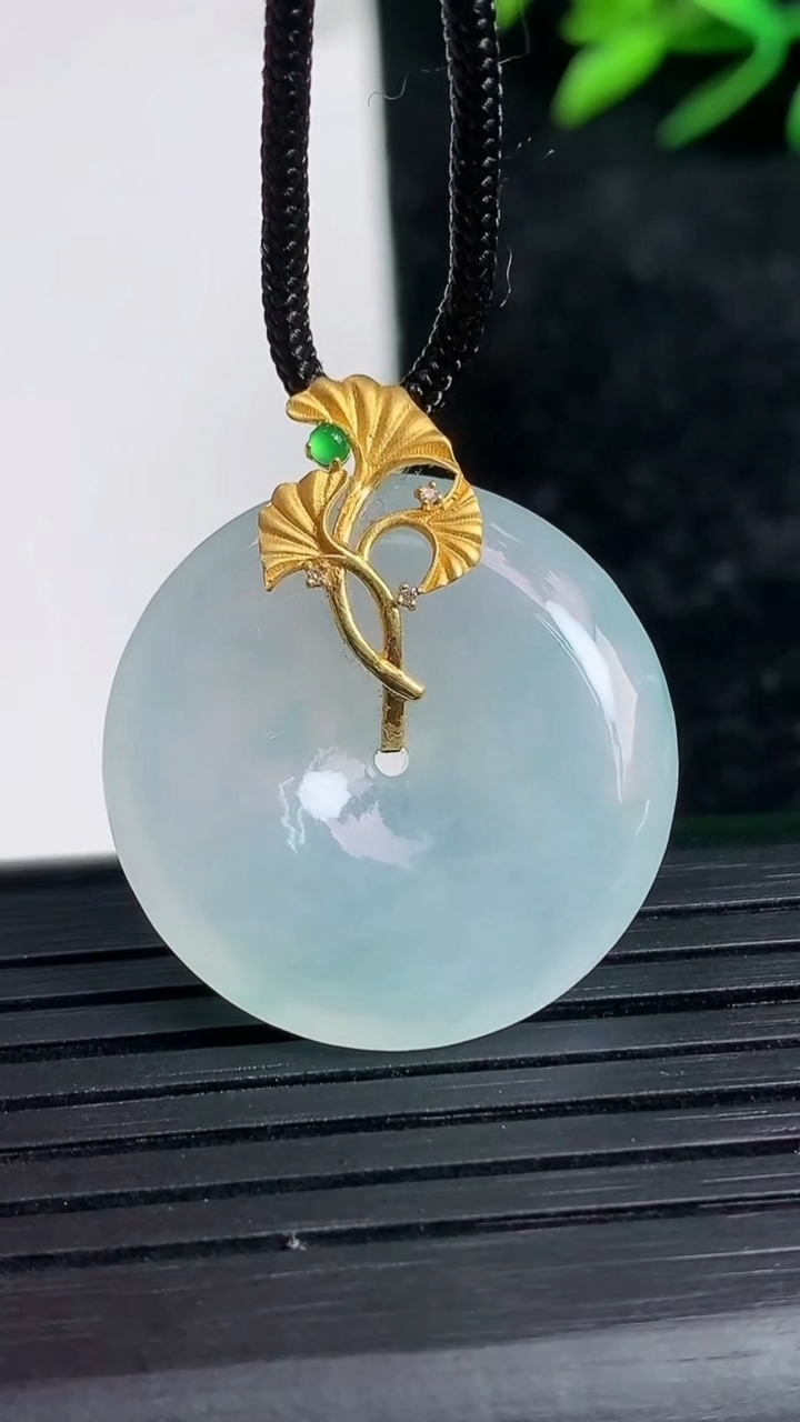 天然A货翡翠种飘花平安扣吊坠尺寸24.9-5.2重量:7.42g
3月21日