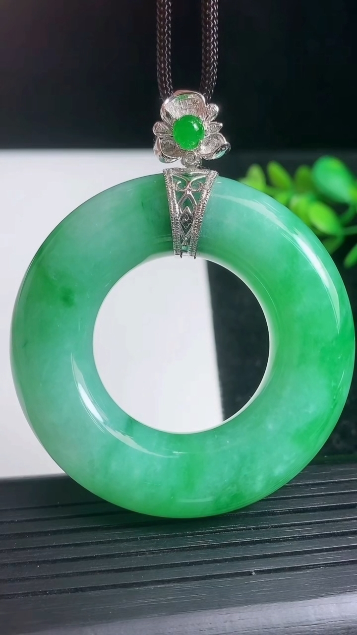 天然A货翡翠平安环吊坠尺寸63.5-12.1重量:59.48g
3月21日