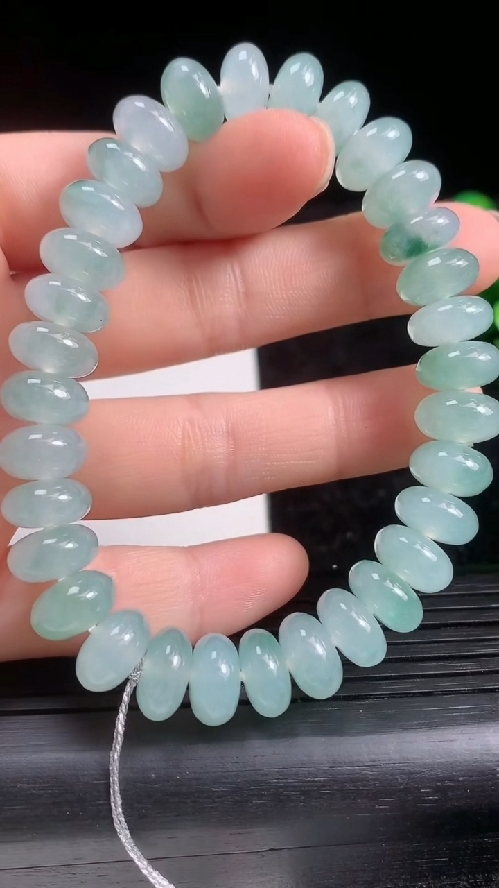 天然A货翡翠飘花算盘珠手串尺寸9.6-5.1-32颗重量:36.49g3月21日
工厂直销收藏佳品,种好水足，色泽均匀，有种有色，上手高大气！