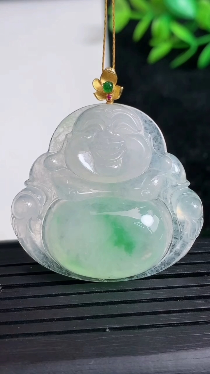 天然A货翡翠佛公吊坠尺寸34.1-36.9-6.6重量:13.06g
3月21日