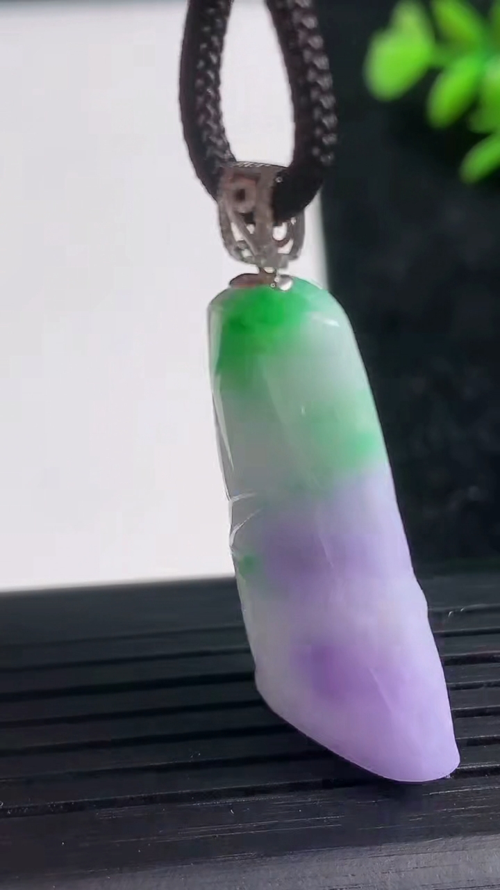 天然A货翡翠18K金春带彩紫罗兰节节高升 竹节吊坠尺寸35.4-17.4-4.3重量:6.91g
3月21日