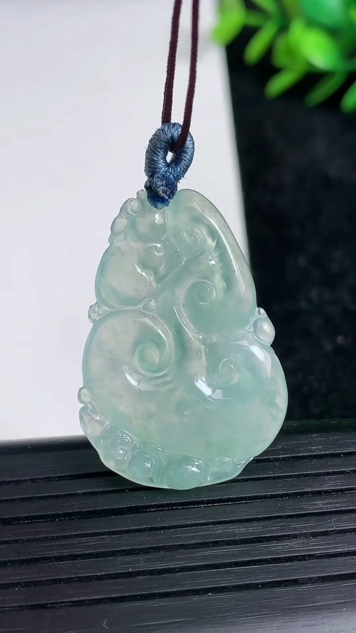 天然A货翡翠如意吊坠尺寸33.6-23.5-3.8重量:5.24g
3月21日