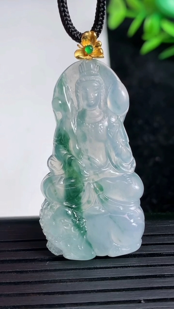 天然A货翡翠种飘花文殊菩萨吊坠尺寸42.7-22.8-4.8重量:8.39g
3月21日