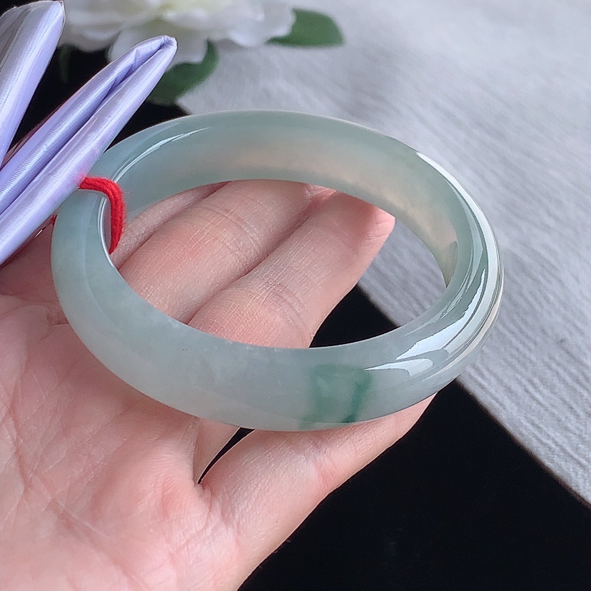 天然A货翡翠飘花正装正圈手镯55-56圈口 基本完
尺寸55-12.2-8mm 0318