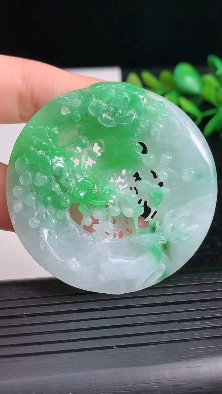 天然A货翡翠梅花鹿吊坠尺寸51.8-6.3重量:27.57g
3月21日