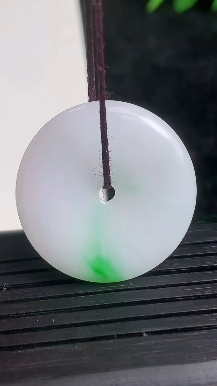 天然A货翡翠平安扣吊坠尺寸27-3.8重量:6.91g
3月21日