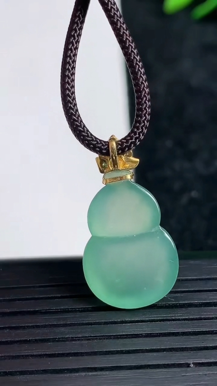 天然A货翡翠葫芦吊坠尺寸20.6-13.8-5.4重量:3.12g
3月21日