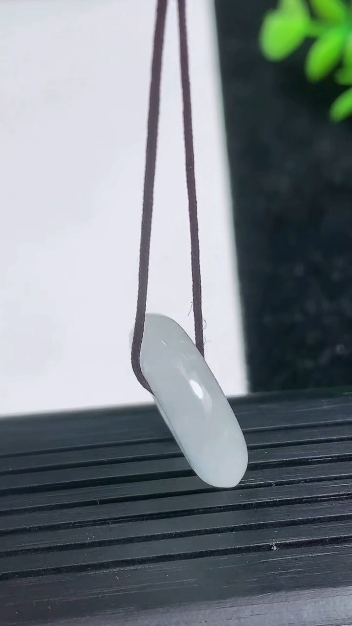 天然A货翡翠平安扣吊坠尺寸18.7-5.1重量:4.13g
3月21日