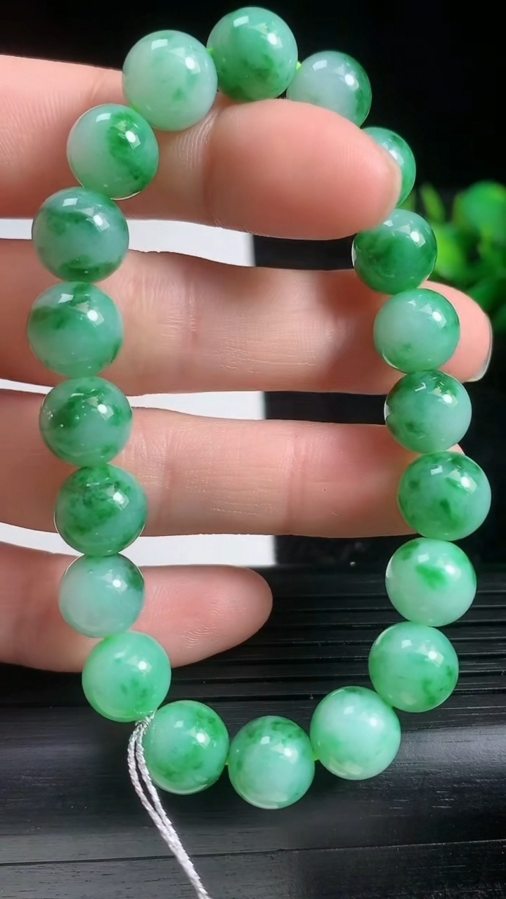 天然A货翡翠圆珠手串尺寸8.8-20颗重量:27.65g3月21日
工厂直销收藏佳品,种好水足，色泽均匀，有种有色，上手高大气！