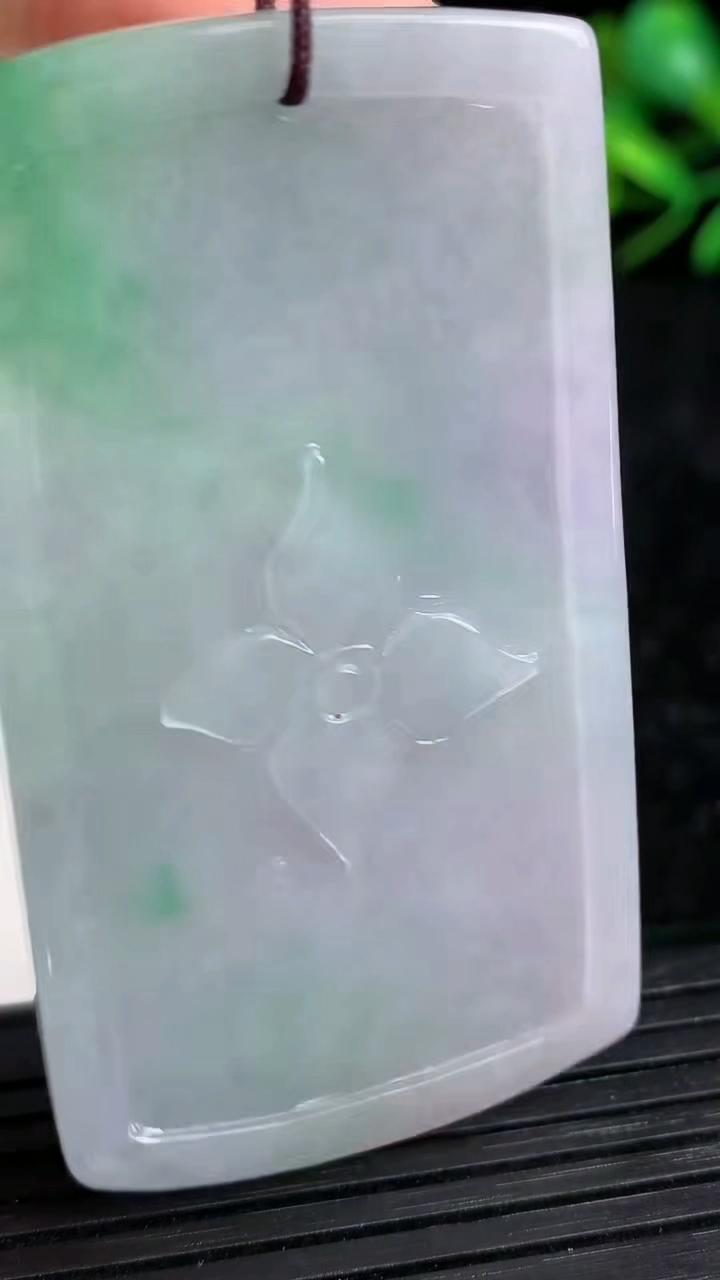 天然A货翡翠鸟语花香吊坠尺寸59.1-33.1-7.2重量:41.48g
3月21日