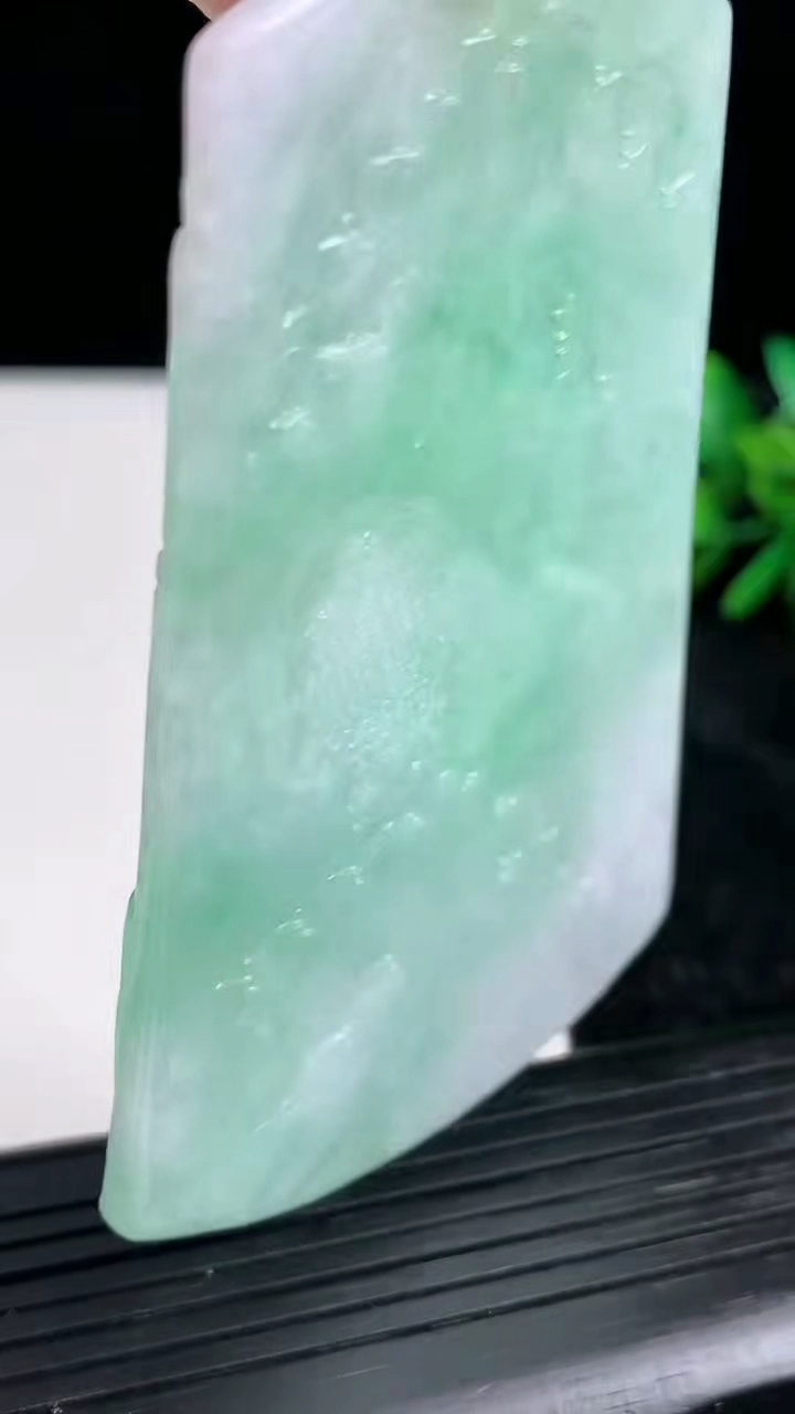 天然A货翡翠山水牌吊坠尺寸75.9-48.1-6.1重量:47.42g
3月21日