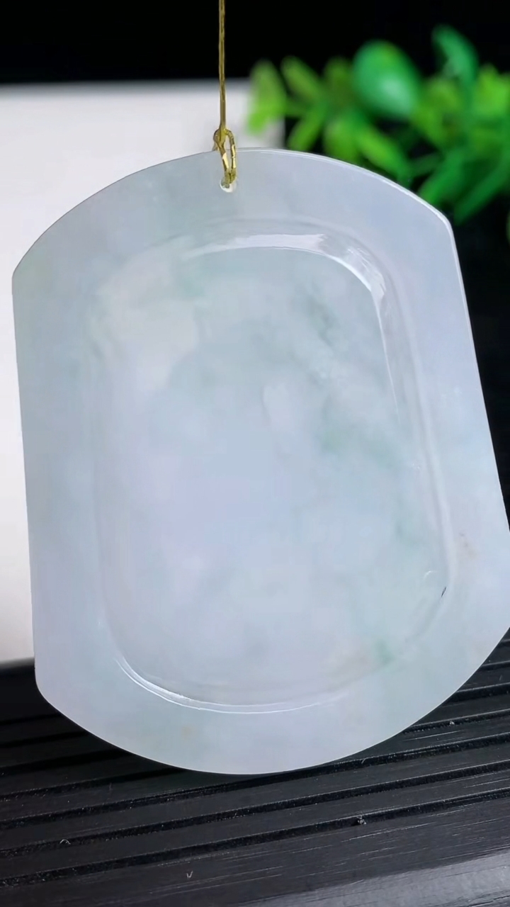 天然A货翡翠生肖羊吊坠尺寸52.4-42.2-4.6重量:26.16g
3月21日