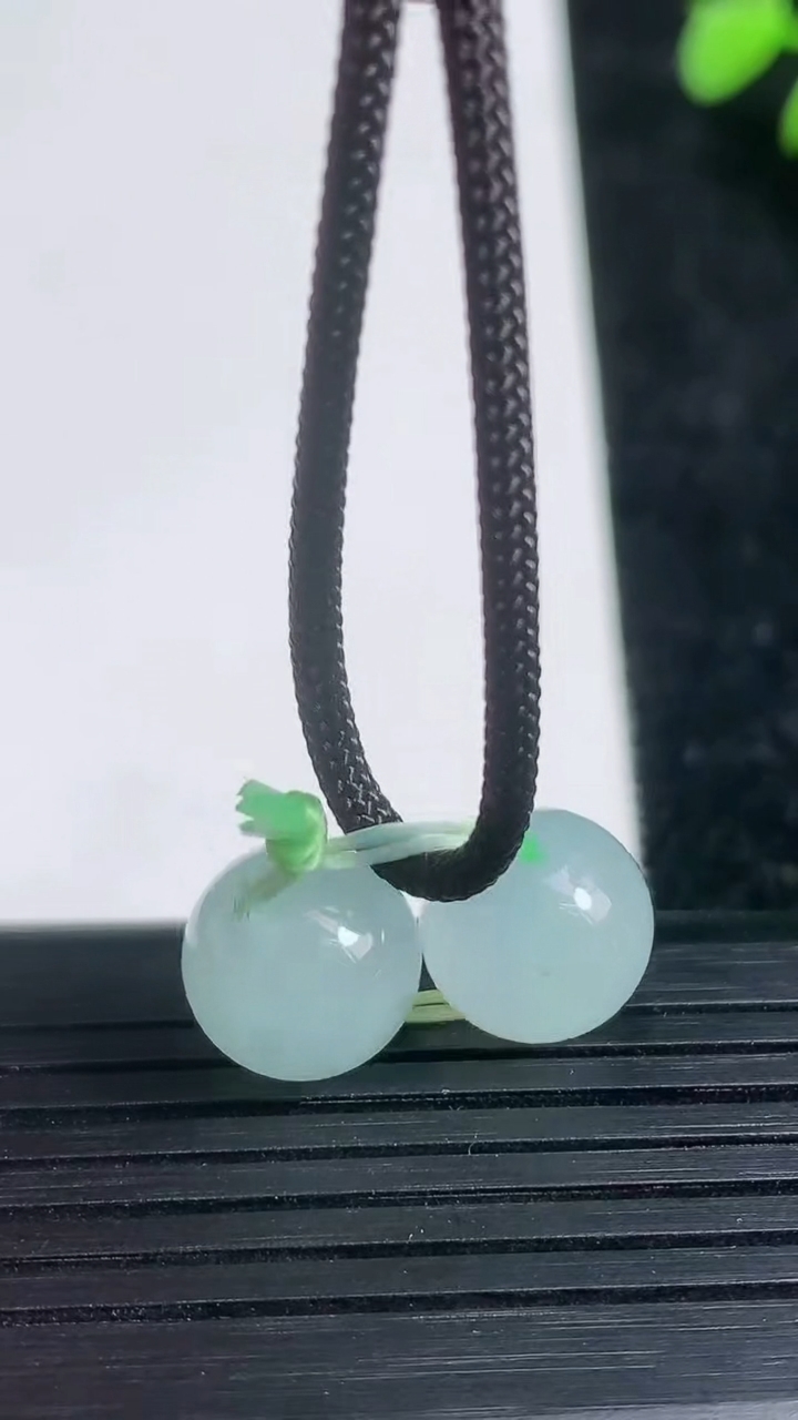 天然A货翡翠圆珠吊坠一对尺寸10.5重量:4.52g3月21日
工厂直销收藏佳品,种好水足，色泽均匀，有种有色，上手高大气！