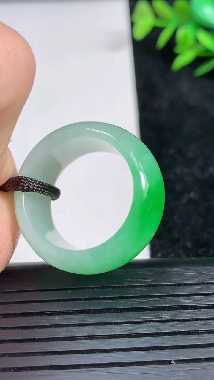 天然A货翡翠指环扳指尺寸20.3-12.7-4重量:11.91g2026年3月21日
工厂直销收藏佳品,种好水足，色泽均匀，有种有色，上手高大气！