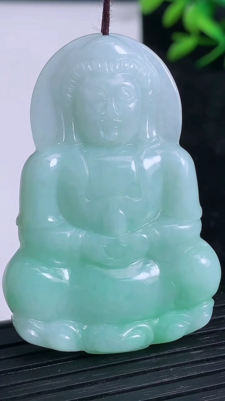 天然A货翡翠观音菩萨吊坠尺寸50.3-35-5.4重量:15.92g
3月21日