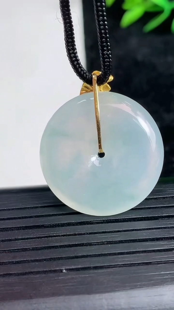 天然A货翡翠种飘花平安扣吊坠尺寸24.9-5.2重量:7.42g
3月21日