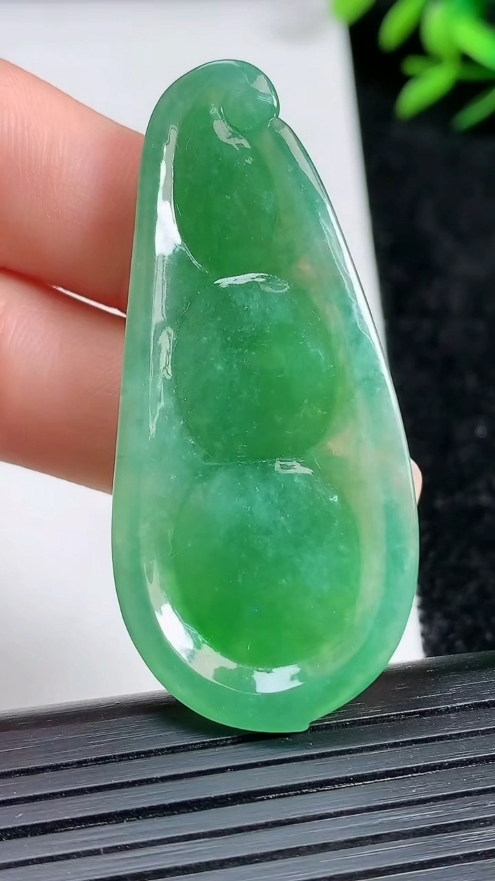 天然A货翡翠福豆吊坠尺寸51-23-7.4重量:14.50g
3月21日