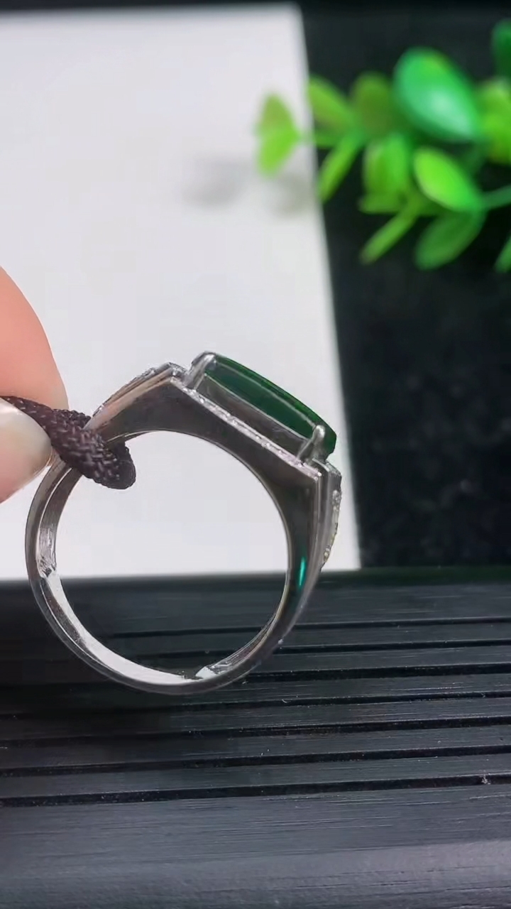 天然A货翡翠马鞍戒指尺寸19.2-12.4-7.7重量:4.45g2026年3月21日
工厂直销收藏佳品,种好水足，色泽均匀，有种有色，上手高大气！