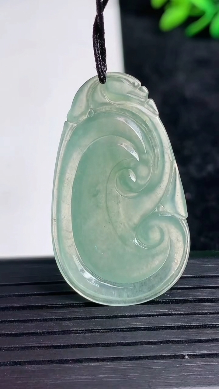 天然A货翡翠如意吊坠尺寸37.8-21.8-4.3重量:5.81g
3月21日