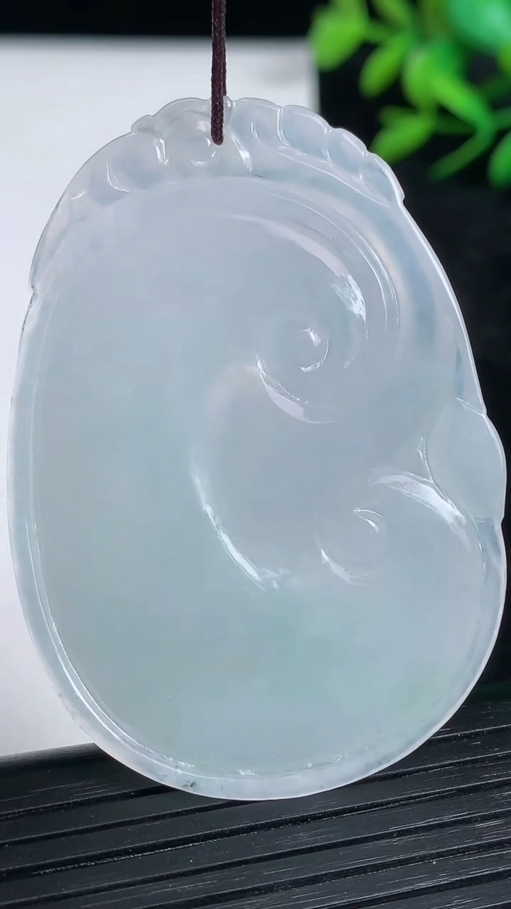 天然A货翡翠如意吊坠尺寸53.1-37.8-5.7重量:22.31g
3月21日