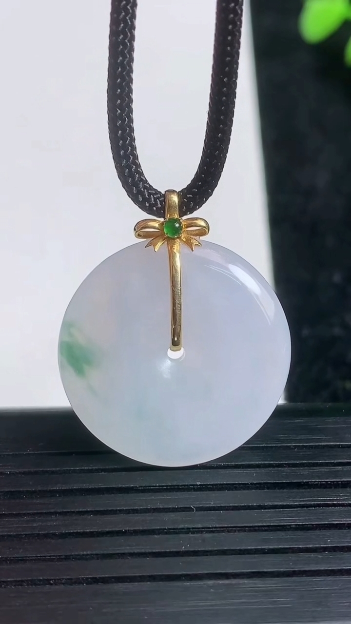 天然A货翡翠18K金飘花平安扣吊坠尺寸23.7-4.9重量:6.65g
3月21日