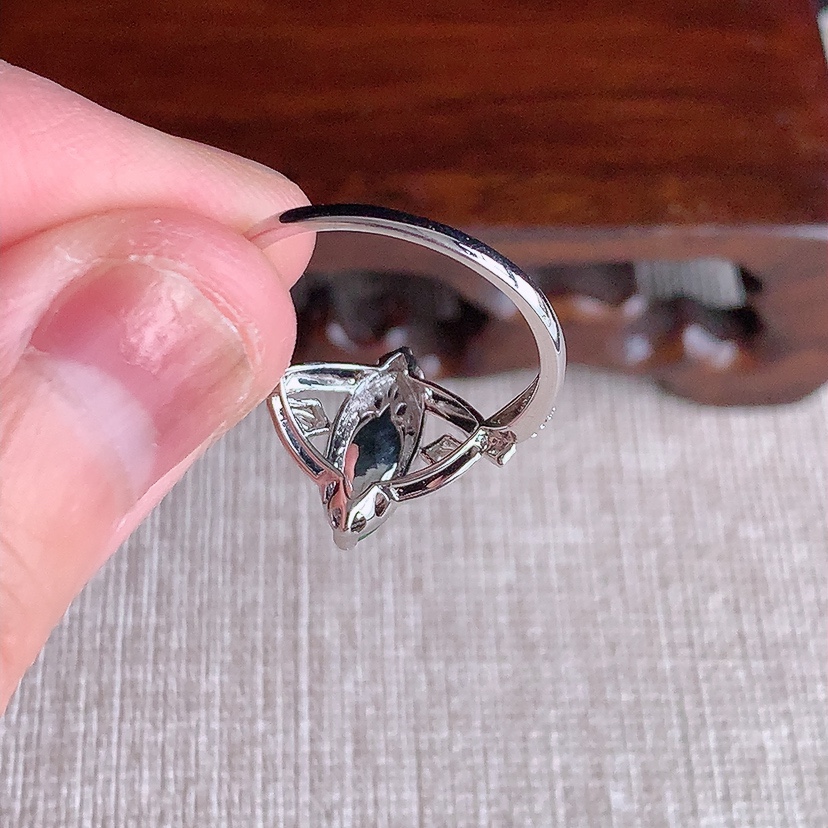 天然A货翡翠18K金伴钻镶嵌阳绿随形戒指 圈口17.5裸石
尺寸14-5.6mm 重量2.24g 0320