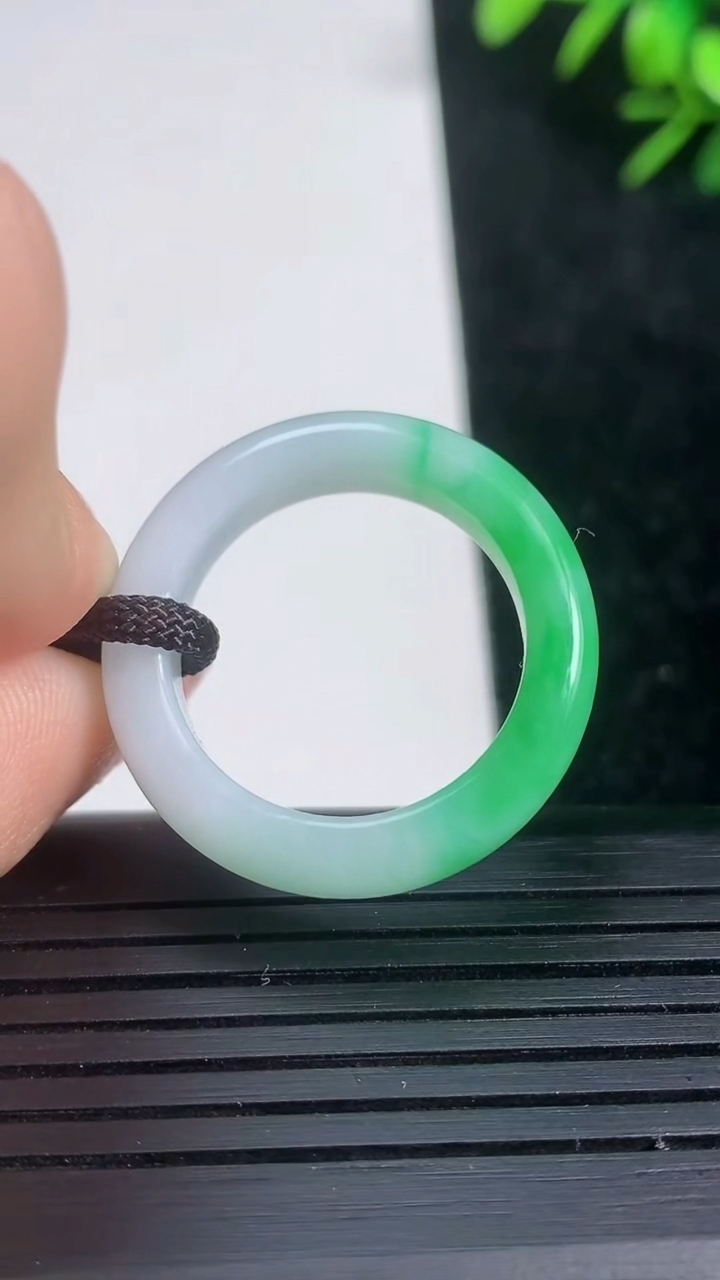 天然A货翡翠指环戒指尺寸19.8-4.8-3.5重量:4.70g2026年3月21日
工厂直销收藏佳品,种好水足，色泽均匀，有种有色，上手高大气！