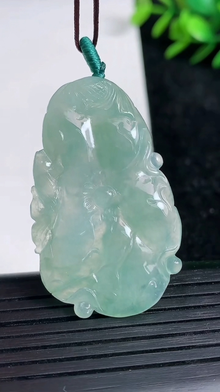 天然A货翡翠年年有余吊坠尺寸43.1-26.8-4.7重量:10.26g
3月21日