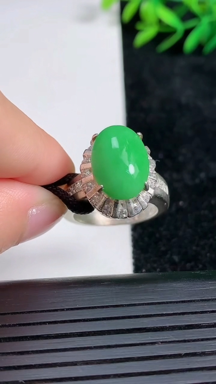 天然A货翡翠蛋面戒指尺寸18.9-14.7-10重量:14.87g2026年3月21日
工厂直销收藏佳品,种好水足，色泽均匀，有种有色，上手高大气！