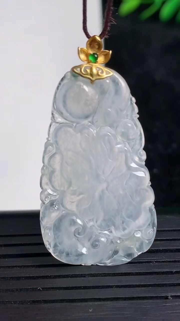 天然A货翡翠种飘花和和美美 荷叶吊坠尺寸39-22.3-3.7重量:6.09g
3月21日